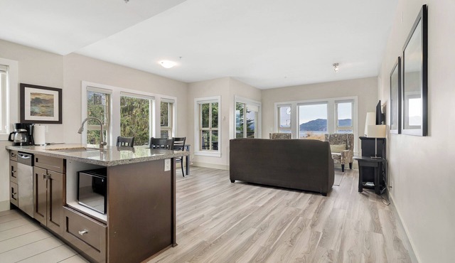 Harmony Haven 2BR Lakefront Suite