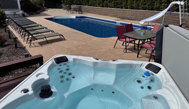 heated pool, hot tub, 4 bedrooms, 8 beds, lake view, city view, mountain view
