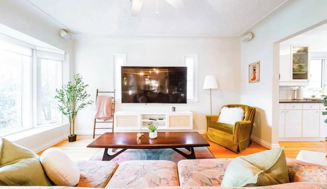 Hidden Gem Home-HotTub-Firetable-King Bed-BBQ/Deck