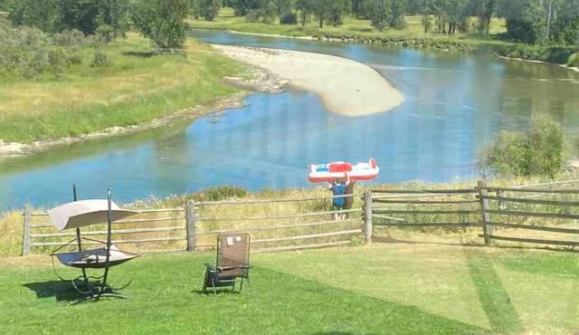 Hidden Gem Oasis A peaceful, beautiful spot on the Shuswap River, pet-friendly,