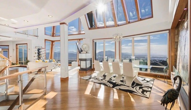 High-End Designer Getaway ~ Views ~ Cinema ~ Games in Abbotsford