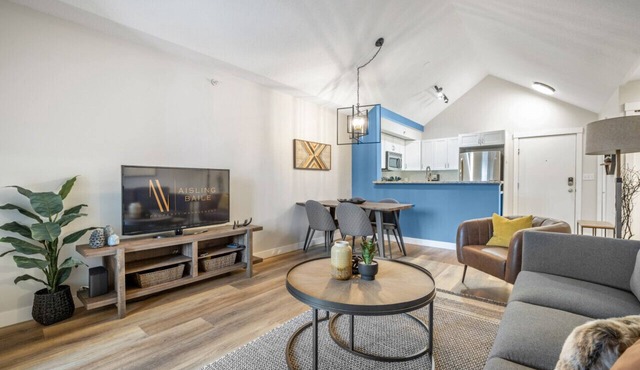 High Noon | Top Floor | Pool | Hot Tub | Gym