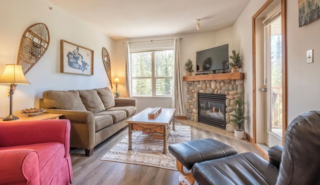 Highly sought after Top Floor Corner Creekside Condo - Pet Friendly!