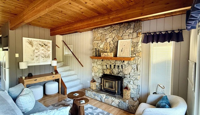 Hilltop's Cozy Cabin with Lakeviews, private beach access 5 mins to Invermere