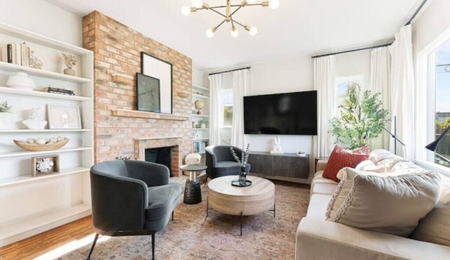 Historic Waterview Home Minutes to Downtown Vancouver & North Shore Mountains