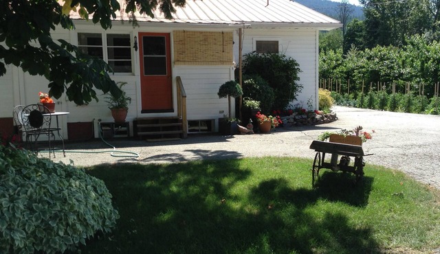 Home away from home, nestled into a small, family, farm. in Wynndel