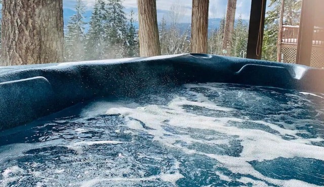 HOT TUB'n at Shuswap Lake RnR with MnM in our Pet-Friendly! Lakeview Home