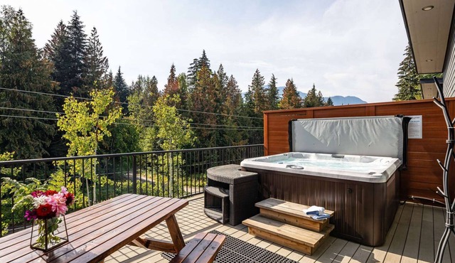 Hot Tub, Private Deck, BBQ - Pillow Top Condo, Revelstoke
