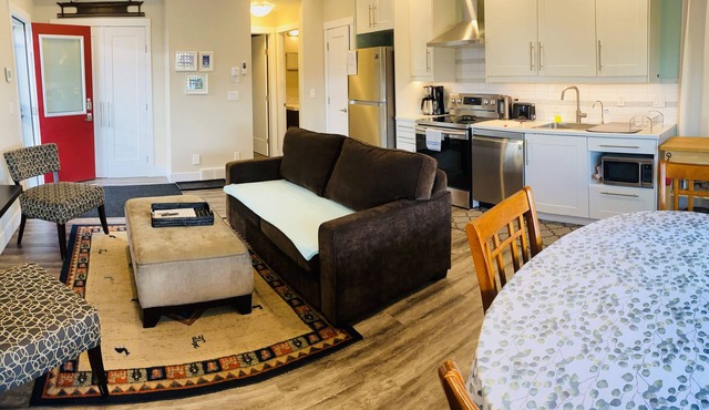 Hot Tub (Sept-June), King size bed, AC & Fireplace.