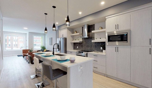 HUGE 1700+ sqft LUXURY Home DT Parking + Fast Wifi