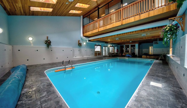 HUGE HOUSE Sleeps 22 Indoor Pool/hottub/gym/sauna/basketball court/play ground/