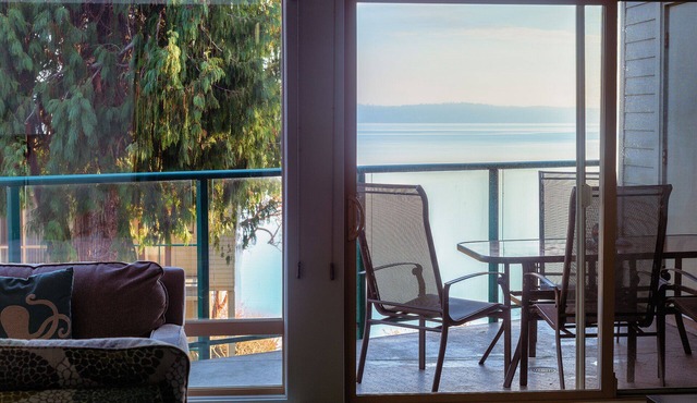 Inn of the Sea 2 bed/2 bath condo on the Ocean, Pool, Hot Tub, Private Dock