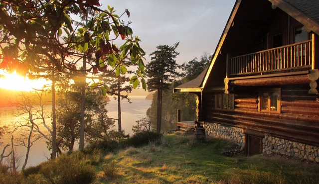 InTheBluff - Galiano's Oceanside Log Chalet