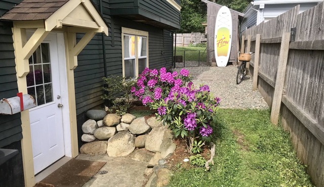 Island Getaway - Charming Two Bedroom Guest Suite, stones throw from the ocean