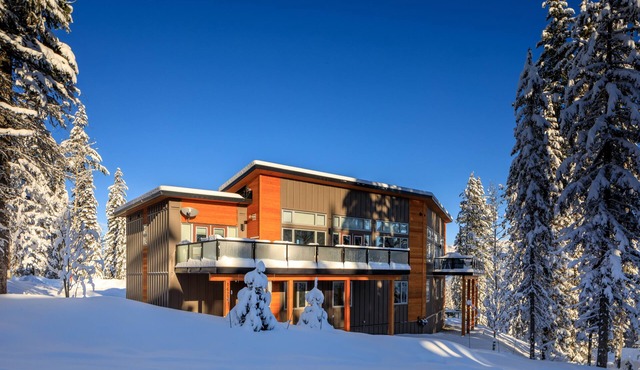 Just completed 4 bedroom, 5 bathroom modern Town home, pool table, sleeps 10