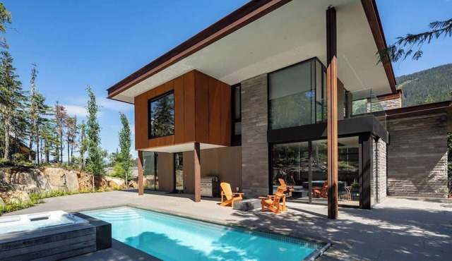 Kadenwood estate with pool & hot tub