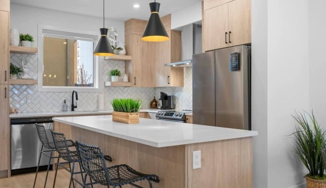 King Bed |Min to DT |3BR |Garage| Chef's Kitchen