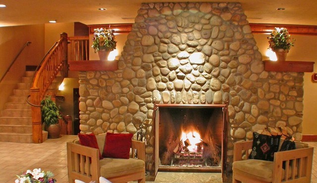 King Room, Steps to Downtown | Onsite Hot Tub