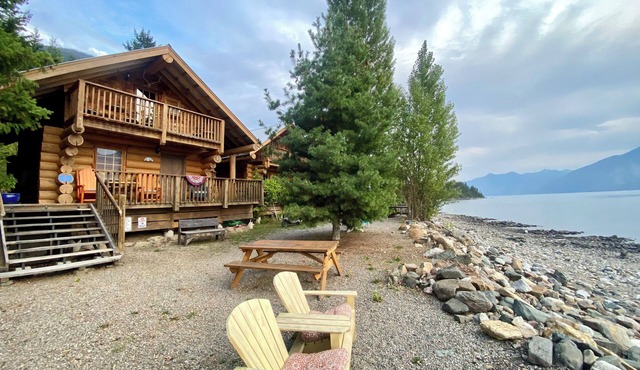 Kootenay Lake Lodge Waterfront Log Chalet - location, location, location !