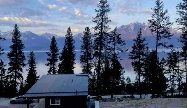 Kootenay Lake & Mountain Luxury Cabin. Stunning Views! Private Beach! Sleeps 2-6