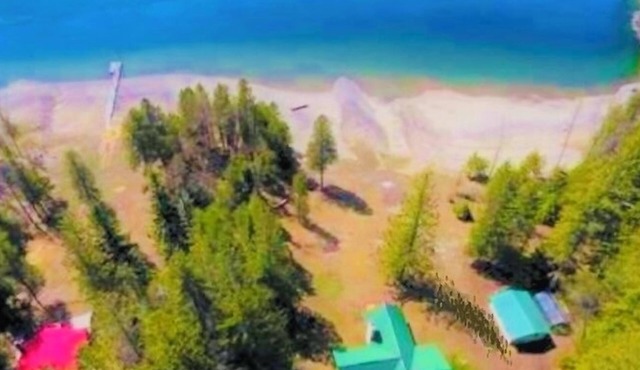 Kootenay Lakehouse COTTAGE—680' Beach,Dock,Firepit—Near Ferry, Golf, Hot Spring!