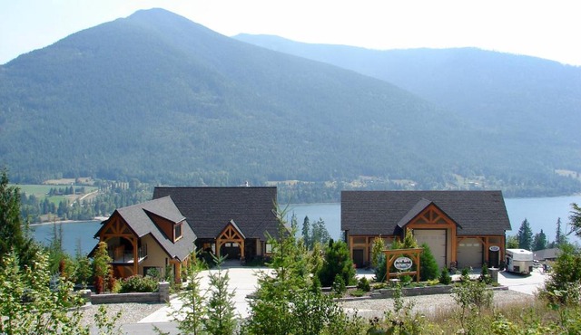 Kootenay Wild Guest Suites