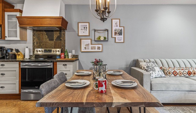 L109 Next Destination: Canmore- A/C, Hot tub, Pool, Free parking, 2BR, Sleeps 6