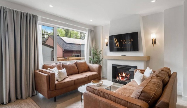 La More | Hot Tub | Kensington | Luxury | Office
