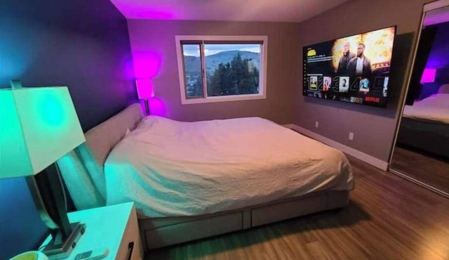Lake view luxury 3 bedroom home with hot tub