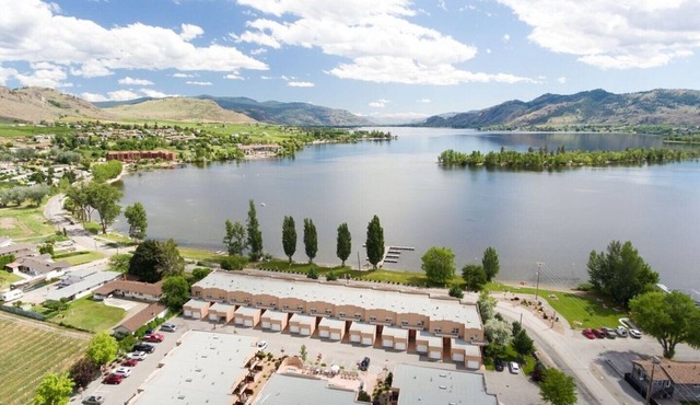 LAKEFRONT- 3 bdrm Townhome #108 Amazing Osoyoos Chris - casadeloro108@gmail.com