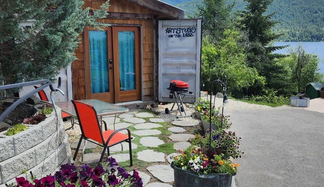 Lakefront Art Studio. Pet Friendly!