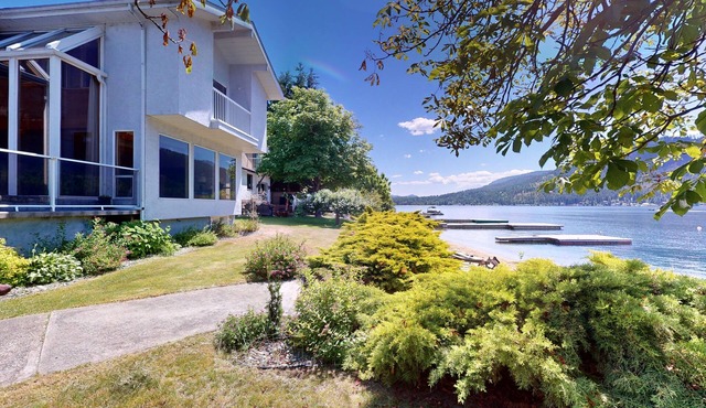 Lakefront home w/private dock, buoy, fire pit, deck, BBQ, WiFi & enclosed yard in Christina Lake