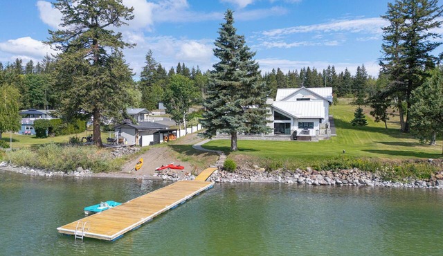 Lakefront Luxury on Lac La Hache – 4BR, Sleeps 8+ Private Launch Dock & Hot Tub!