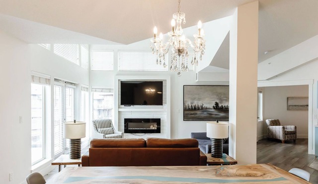 Lakefront penthouse at The Cove for 8 with pool, hot tub, balcony views & a huge chef’s kitchen. Three primary suites plus a loft, walk to Gellatly Bay & Nut Farm, minutes to the Westside Wine Trail. Ideal for family groups.