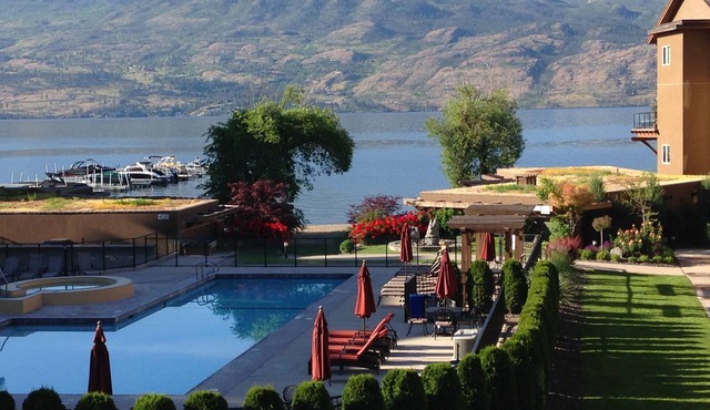 Lakefront, pool, hot tub, exc room. Book now for Aug 16