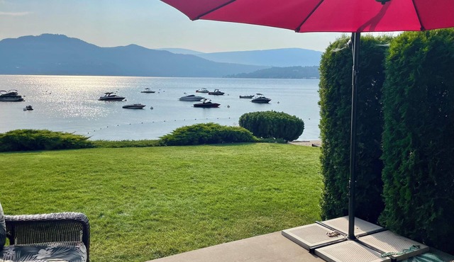 Lakefront Shuswap townhouse in Scotch Creek (Buoy, private beach & pool/hot tub)
