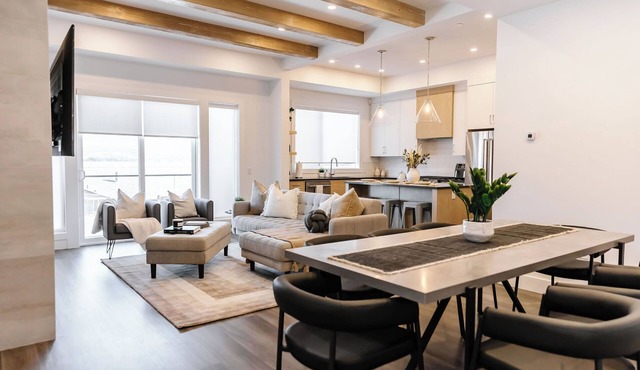 Lakefront townhome for 12 with a private rooftop hot tub, outdoor kitchen, multiple patios & a private community beach. Quick 9 min to downtown. Fully stocked kitchen, spacious layout, fast replies, easy check in.