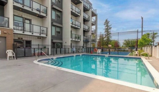 Lakeside Condo - King Bed + Poolnn