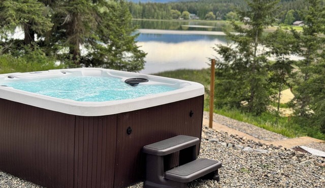 Lakeside Hot Tub Family-Friendly Cozy Retreat - Shuswap, BC | Bossa Nova Lodge