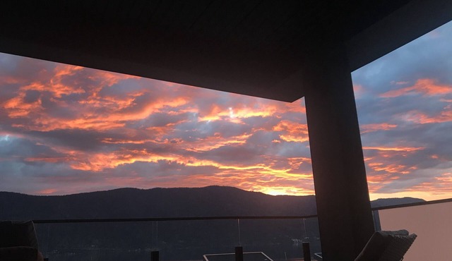 Lakeside/Lakeview 2 Bed/2 Ba, hot tub, pool, walk to beach, 2 HUGE view decks