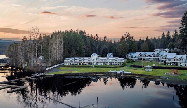 Lakeside Resort Suite on Shawnigan Lake. Easy beach and lake access! in Shawnigan Lake
