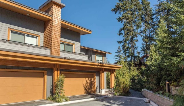 Lakeside townhouse w/private garage