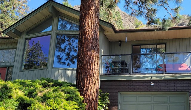 Lakeview home, eight minutes drive to beach or downtown; quiet country setting