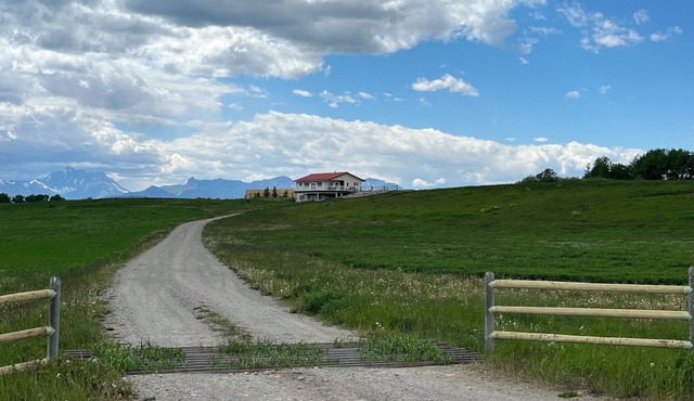 Lakeview Lodge beside Payne Lake & close to Waterton Lakes National Park