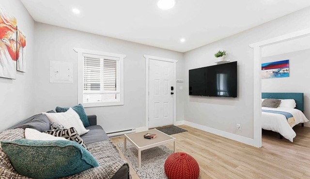 Langley Coach House | Queen Beds, Parking