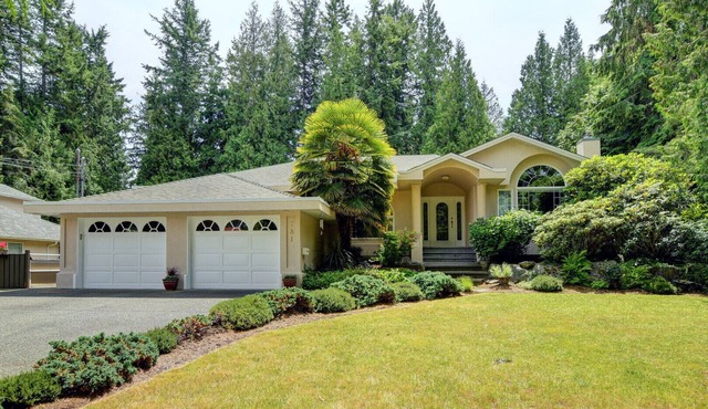 Large 2 bdrm, private, all new modern furniture with access to gorgeous gardens