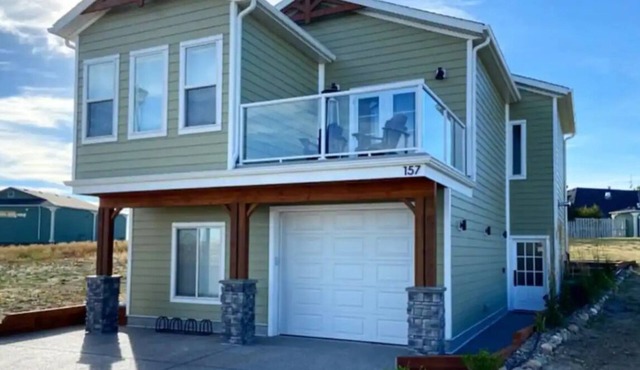 Large 4 season house on Lake Mcgregor. Sleeps 9 with indoor pool & lake access!