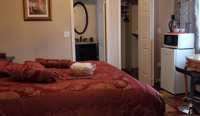 Large Comfy room w Private bath in gre