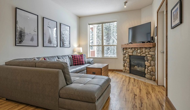 Large corner unit in Creekside - perfect location close to the trails & village!