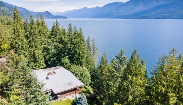 Large lake front Ainsworth house in Ainsworth Hot Springs